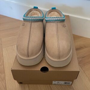 Brand new never been worn size 11 UGG taz platform slippers in rare blue trim.